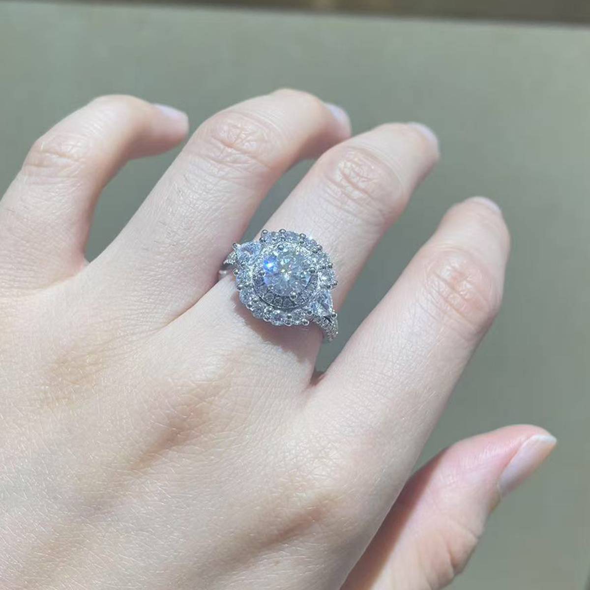 轻奢满钻女戒S925银镀白金定制选款主石莫桑钻1.0ct/副石高碳钻